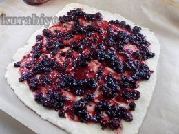 Ніжний пісочний пляцок з джемом і кремом