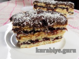 Ніжний пісочний пляцок з джемом і кремом