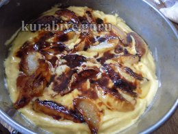Пирог с карамелизированными грушами