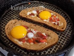 Гренки с сыром и яйцом на сковороде