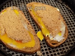 Гренки с сыром и яйцом на сковороде