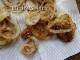Скумбрия жареная с луком пореем и колбасками