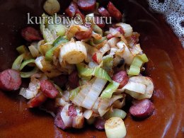Скумбрия жареная с луком пореем и колбасками