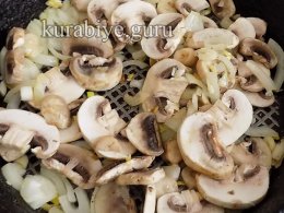 Тушеная фасоль с мясом и грибами