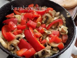 Тушеная фасоль с мясом и грибами