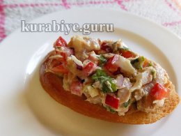 Грінки з тунцем і яблуками