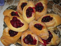 Булочки с вишней