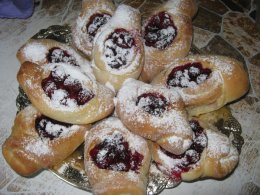 Булочки с вишней