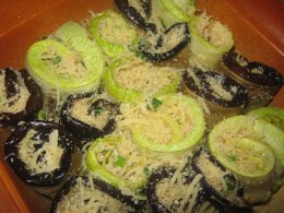 Рулетики из кабачков и баклажанов с сыром 
