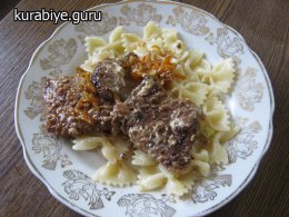 Тушеная печень с луком и морковью в сметане