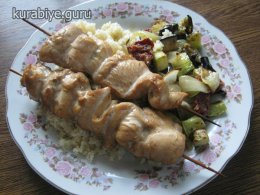 Курячі шашлички з салатом із кускусу та запечених овочів