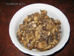 слоёный салат с курицей и грибами