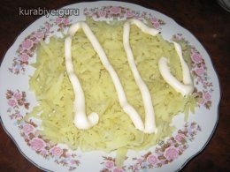 слоёный салат с курицей и грибами