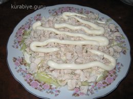 слоёный салат с курицей и грибами