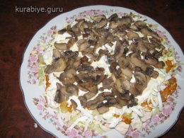 слоёный салат с курицей и грибами
