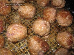 Тефтелі у грибному соусі з вершками