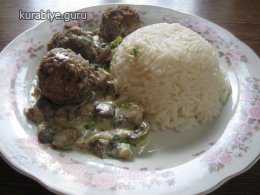 Тефтелі у грибному соусі з вершками