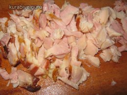 Салат с копченой курицей и сухариками