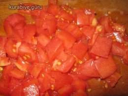 Салат с копченой курицей и сухариками