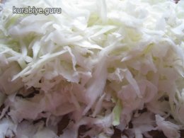 Салат с копченой курицей и сухариками