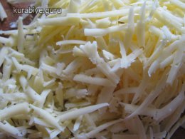Салат с копченой курицей и сухариками
