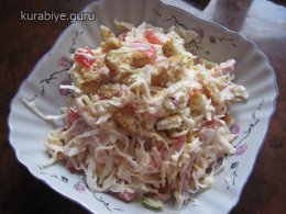 Салат с копченой курицей и сухариками