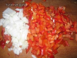нарезаем перец и лук