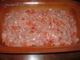 слой фарша с овощами