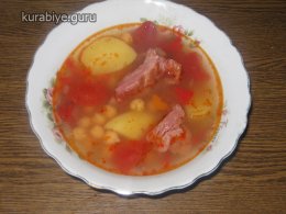 Шурпа, суп с нутом и копченостями в горшочке