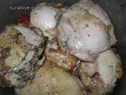 выкладываем курицу