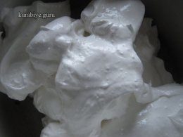 Шоколадное безе с кремом и вишней
