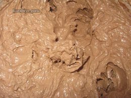 Шоколадное безе с кремом и вишней