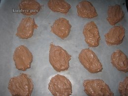 Шоколадное безе с кремом и вишней