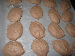 Шоколадное безе с кремом и вишней