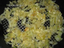 Потрошки куриные тушеные по-филиппински