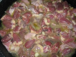 Потрошки куриные тушеные по-филиппински