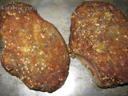 Свиная корейка на кости в кунжутно-маковой панировке