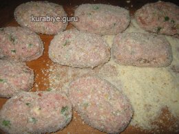 Котлеты с помидорами и колбасным сыром