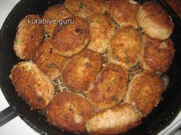 Котлеты с помидорами и колбасным сыром