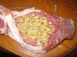 Свиная котлета на косточке в ореховой панировке