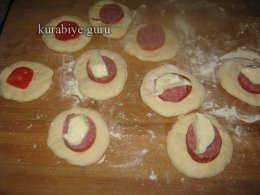 Дрожжевой пирог с сыром и колбасой 