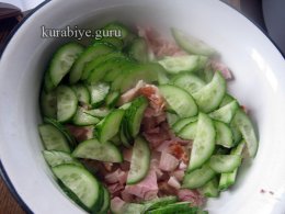Весенний салат с копченой курицей