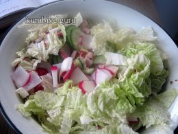 Весенний салат с копченой курицей
