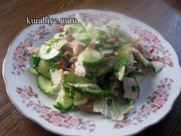 Весенний салат с копченой курицей