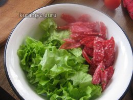 Коктейльный салат с салями, моцареллой и горошком 