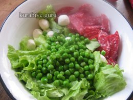 Коктейльный салат с салями, моцареллой и горошком 