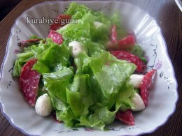 Коктейльный салат с салями, моцареллой и горошком 