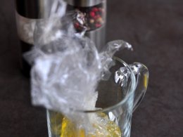 Салат "Хуарпо" с анчоусами, авокадо и яйцом пашот
