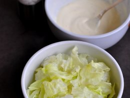Салат "Хуарпо" с анчоусами, авокадо и яйцом пашот