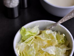 Салат "Хуарпо" с анчоусами, авокадо и яйцом пашот